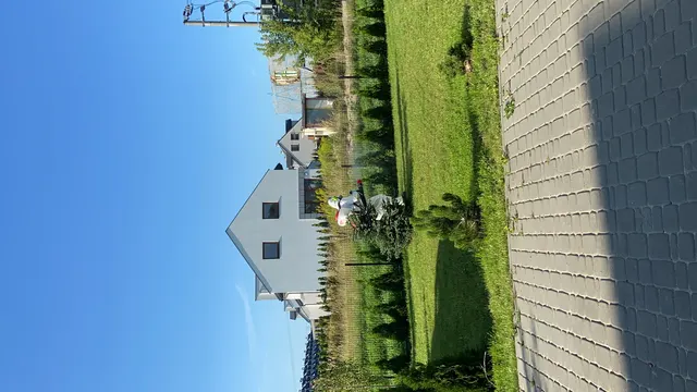 Technik w kombinezonie ochronnym ze sprzętem ULV podczas zabiegu